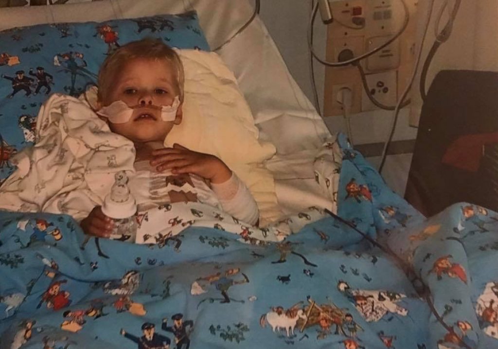 På bilden: Albin som är hjärtebarn när han är liten och ligger i en sjukhussäng
