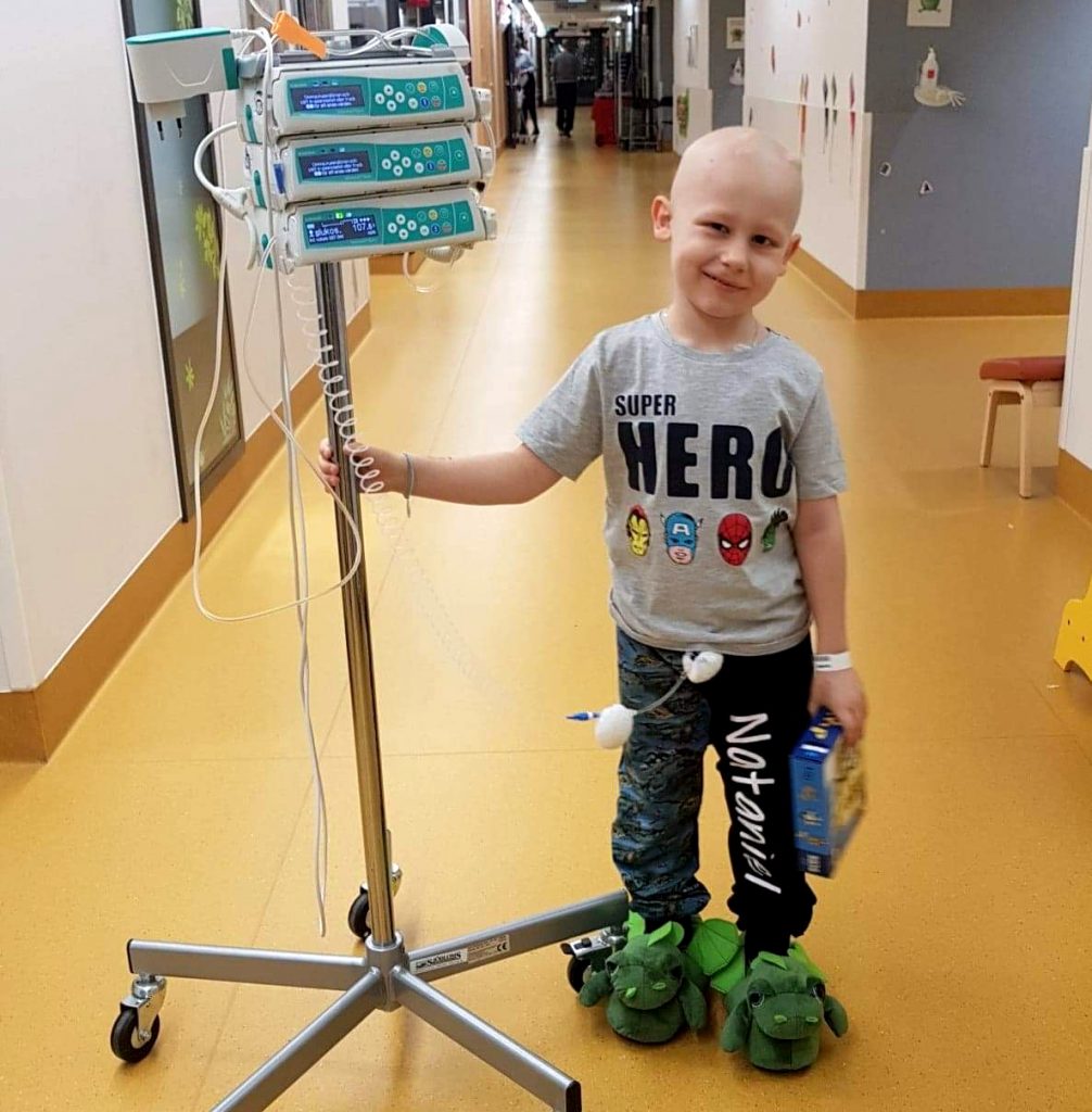 Nataniel med ett droppställ på sjukhuset